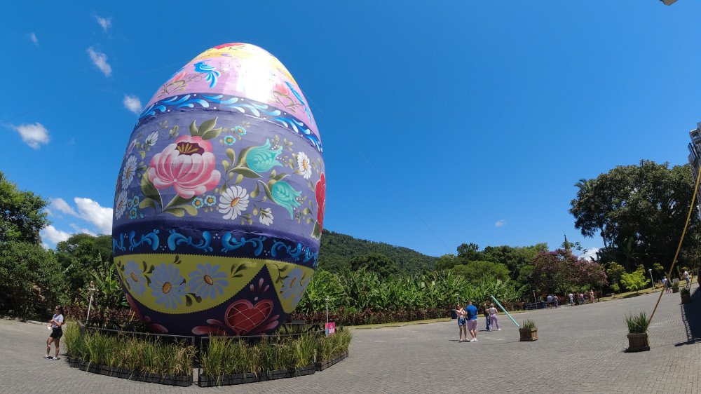 Pomerode: exposição gratuita lembra obras anteriores que estamparam o ovo gigante da Osterfest