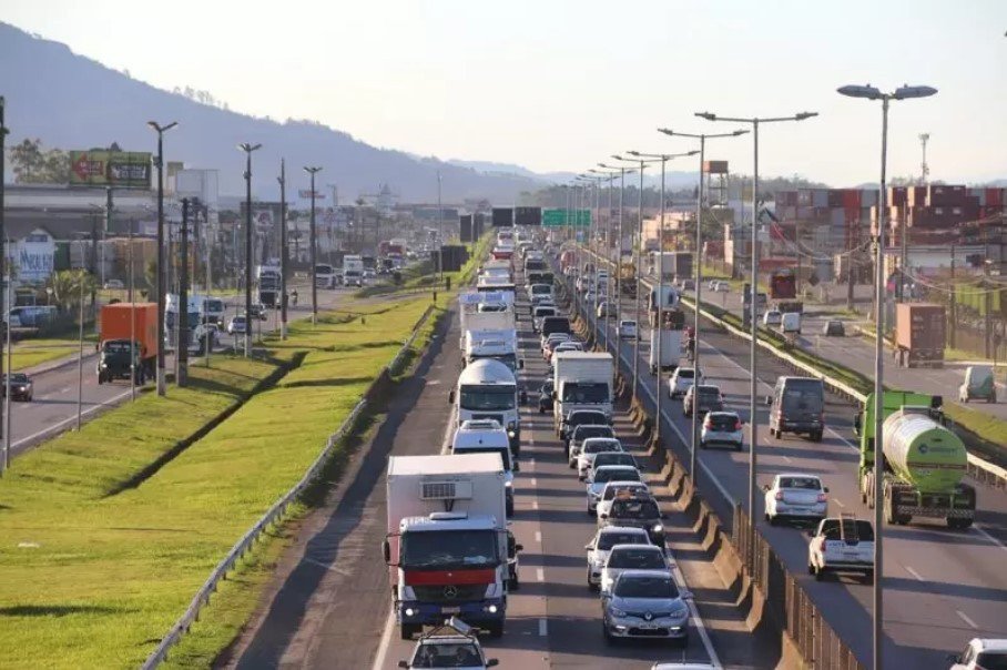 BR-101 registra lentidão em SC nesta terça-feira de Carnaval