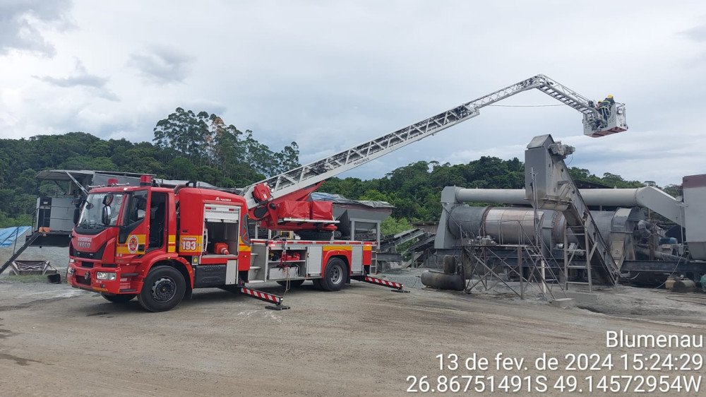 Fotos: Bombeiros controlam incêndio em tanque de piche em empresa de Blumenau