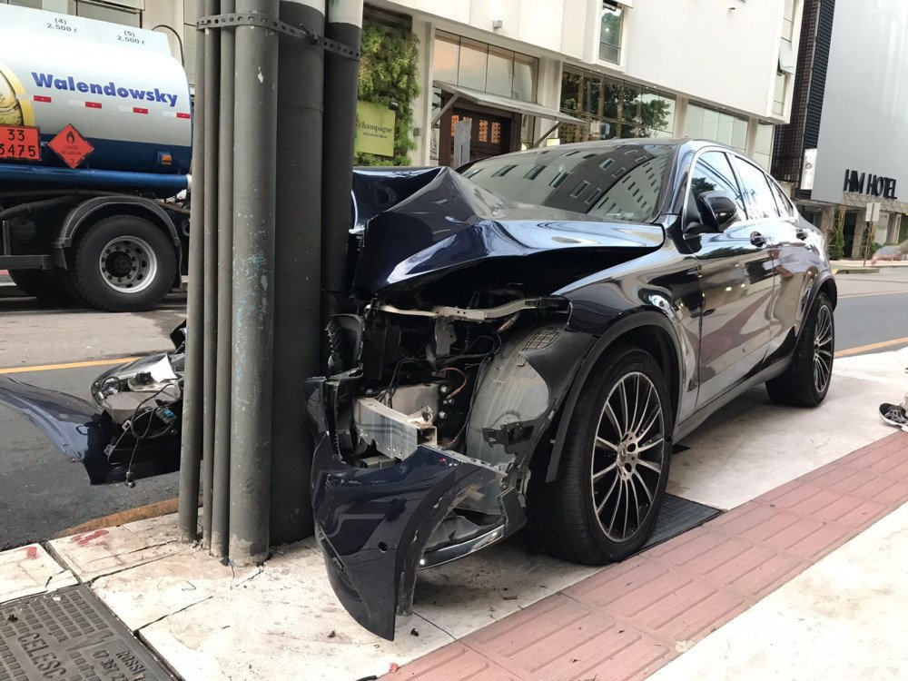 Motorista foge após bater em poste no Centro de Balneário Camboriú