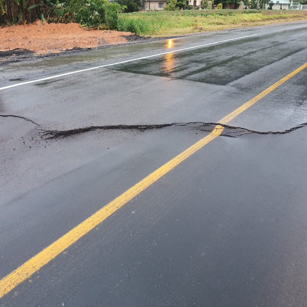 Rachaduras aparecem na BR-470 em Ascurra e trânsito fica em sistema de 'pare e siga'