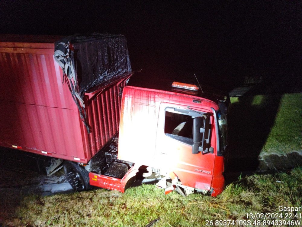 Acidente na BR-470 em Gaspar entre carro e caminhão deixa um ferido