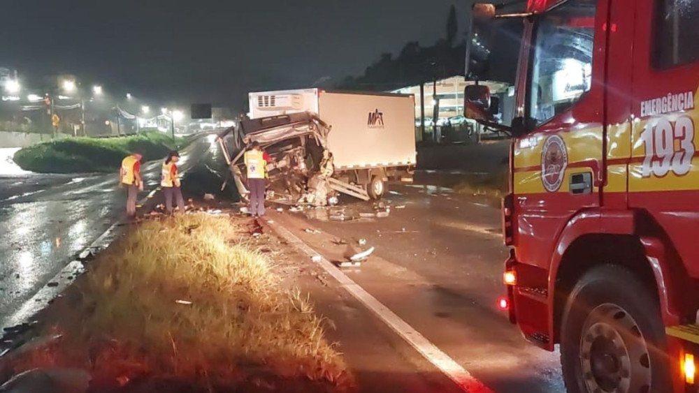 Acidente entre caminhão e carreta deixa uma pessoa ferida na BR-470, em Blumenau