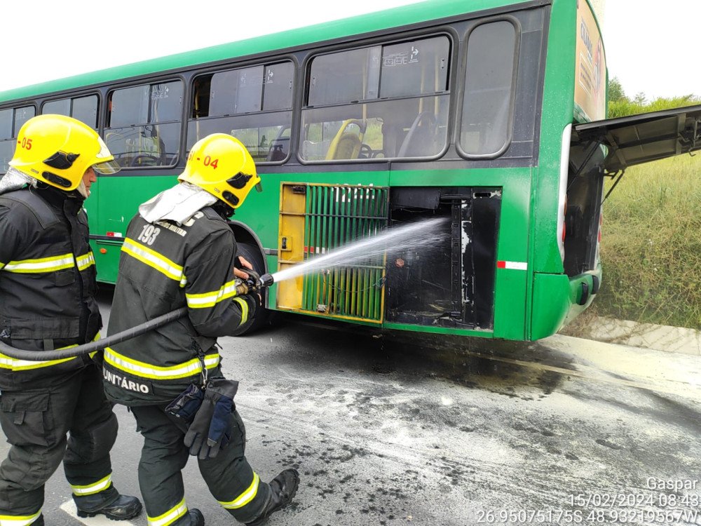 Incêndio em ônibus é controlado por populares e bombeiros em Gaspar