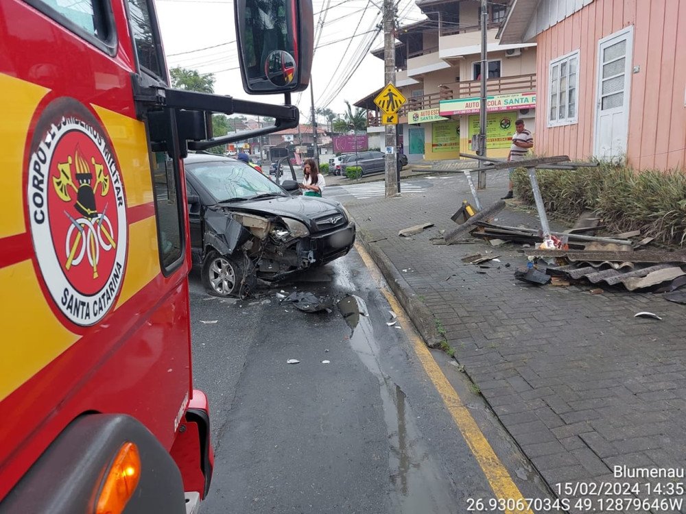 Mulher tem mal súbito, perde controle do carro e colide contra ponto de ônibus em Blumenau