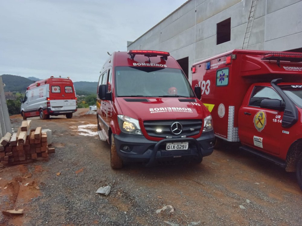 Trabalhador quebra braços e pernas após cair de 10 metros de altura em Pomerode
