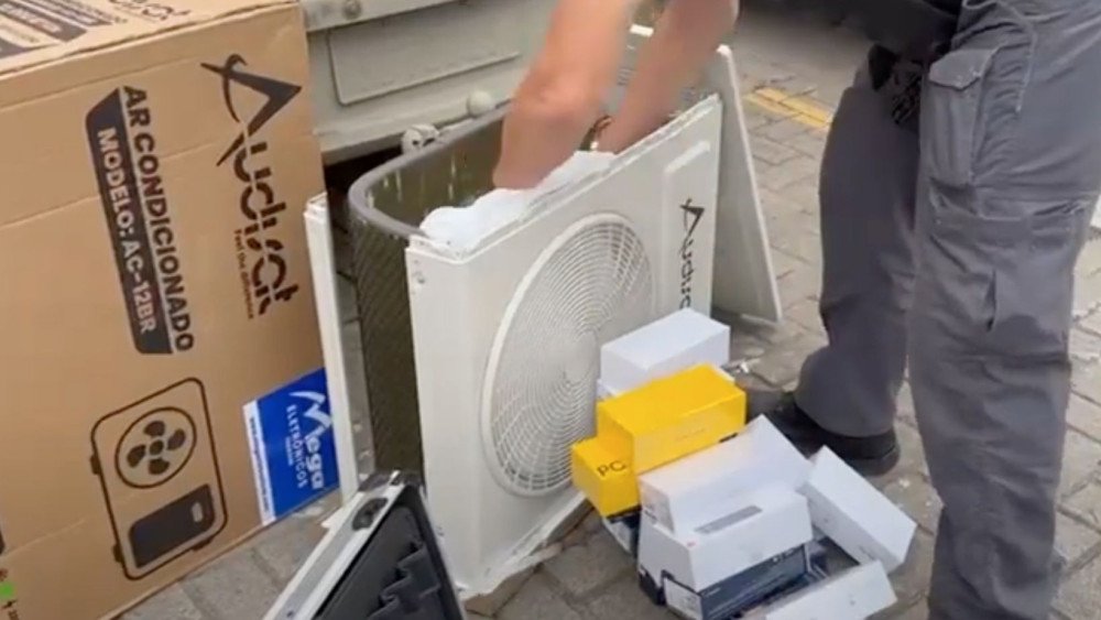 Motorista é preso com R$ 150 mil em eletrônicos escondidos em ar condicionado
