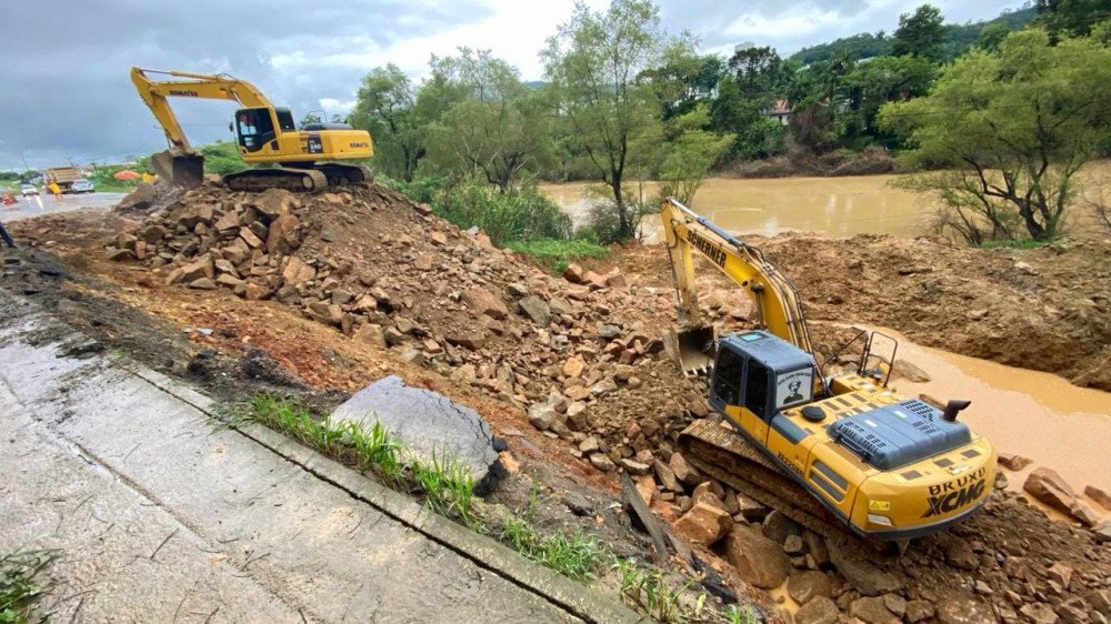 Vídeo: BR-470 em Rio do Sul segue interditada após abertura de cratera; veja como estão os trabalhos