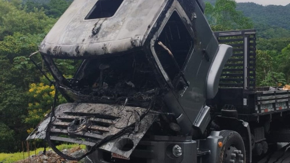 Caminhão pega fogo na SC-110, no limite de Jaraguá do Sul e Pomerode