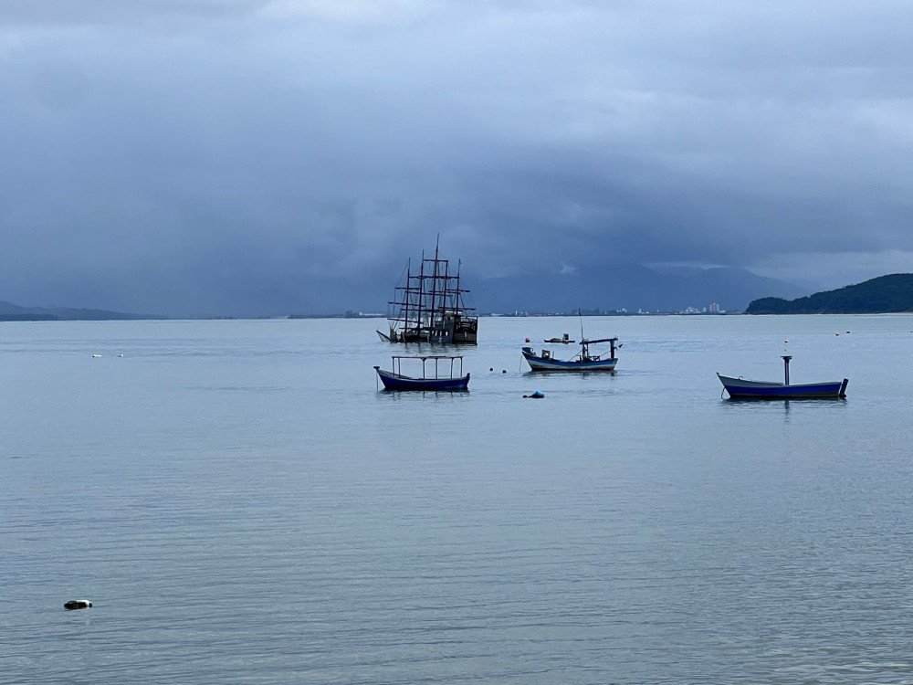 Barco turístico 'Pirata Pérola do Caribe' naufraga e ainda não foi retirado do mar de Bombinhas