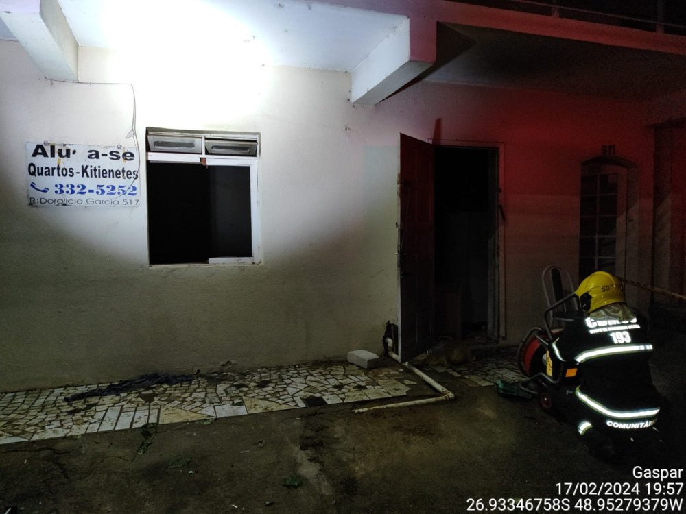 Fotos: Quitinete pega fogo em Gaspar e morador se recusa a deixar a casa