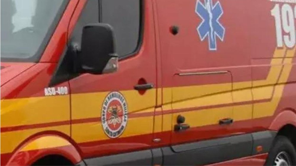 Motorista perde controle, atropela ciclista e bate contra poste em Indaial