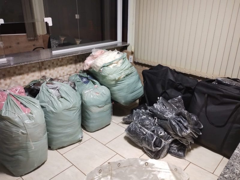 Após comportamento suspeito, polícia localiza 270 jaquetas e mais de R$ 13 mil no Oeste do Estado