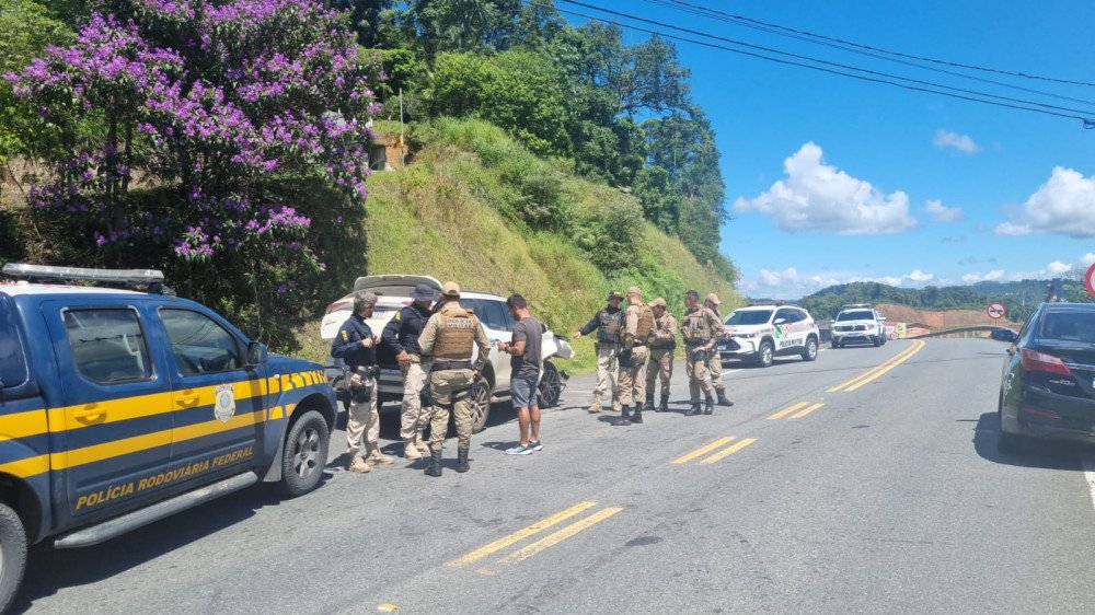 Dois homens são presos após perseguição policial na BR-470 em Blumenau