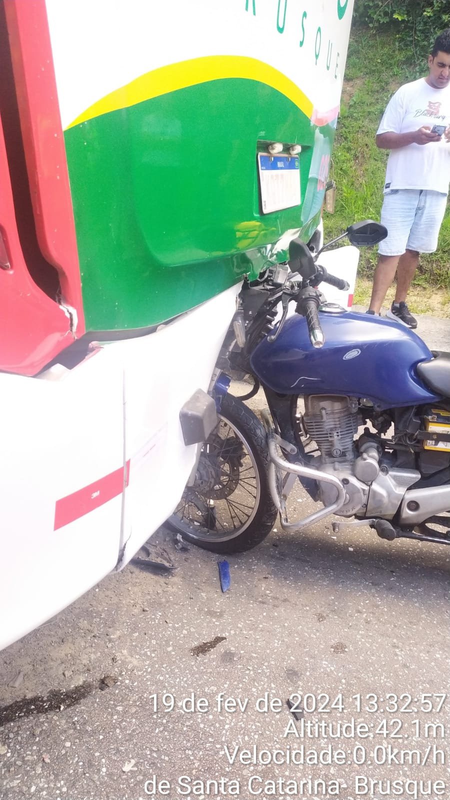 Motociclista fica ferido após bater na traseira de ônibus em Brusque
