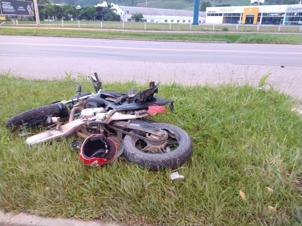 Motociclista fica ferido em acidente na BR-470 em Rio do Sul