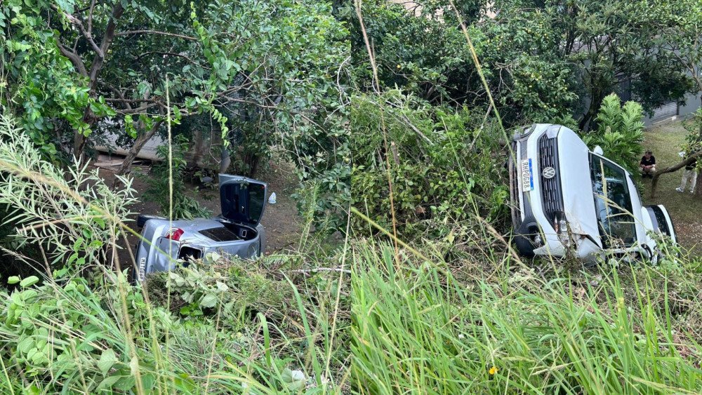 Dois carros caem em barranco após motorista perder controle da direção na Via Expressa, em Blumenau
