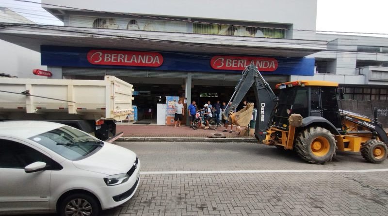 Vazamento resulta em formação de cratera e trânsito no Centro de Gaspar sofre alterações