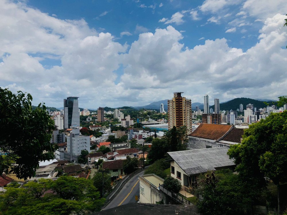 Sol predomina entre nuvens em Blumenau nesta quinta-feira