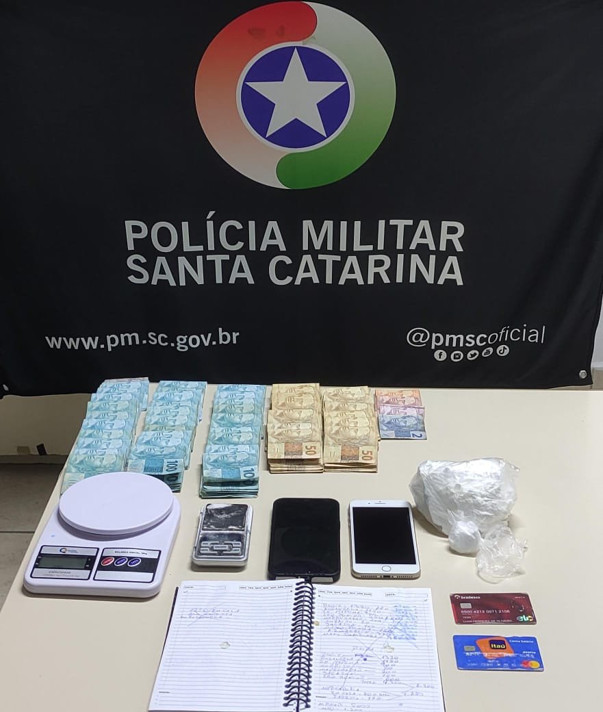 Polícia Militar prende homem com cocaína e mais de R$ 40 mil em Gaspar