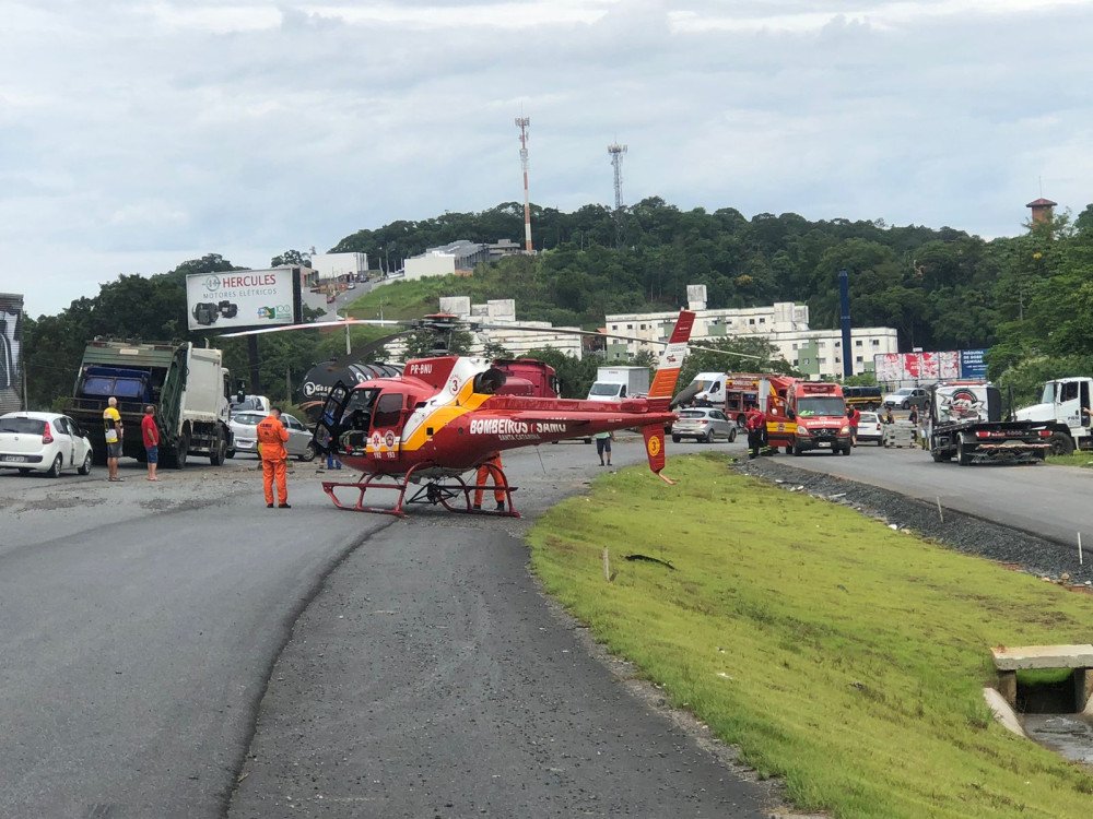Fotos e vídeo: Acidente entre caminhão e van na BR-470 deixa um ferido em Blumenau