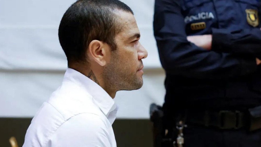 Daniel Alves é condenado a 4 anos e 6 meses por estupro na Espanha