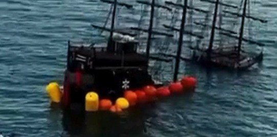 Vídeo: Começa operação para reflutuar barco turístico que afundou em Bombinhas