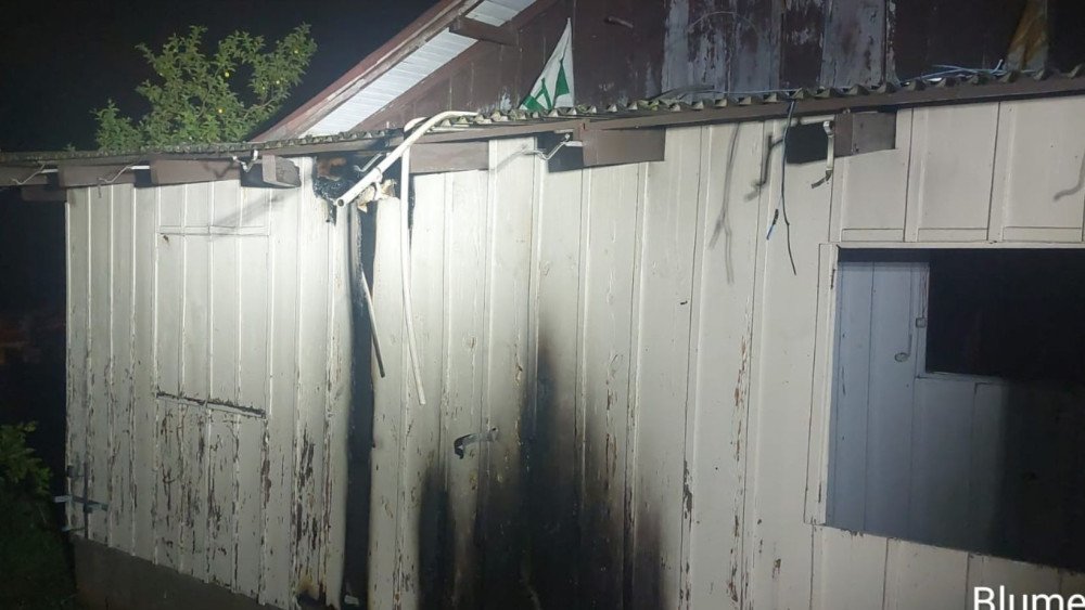 Bombeiros controlam incêndio em casa de madeira em Blumenau