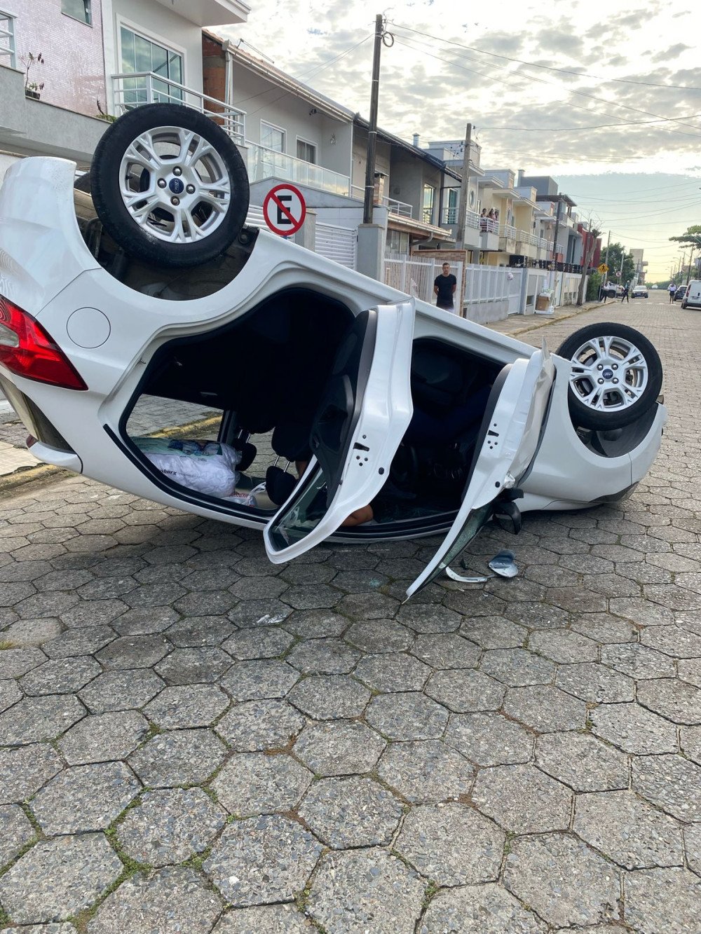 Após bater em carro estacionado, veículo capota em Navegantes