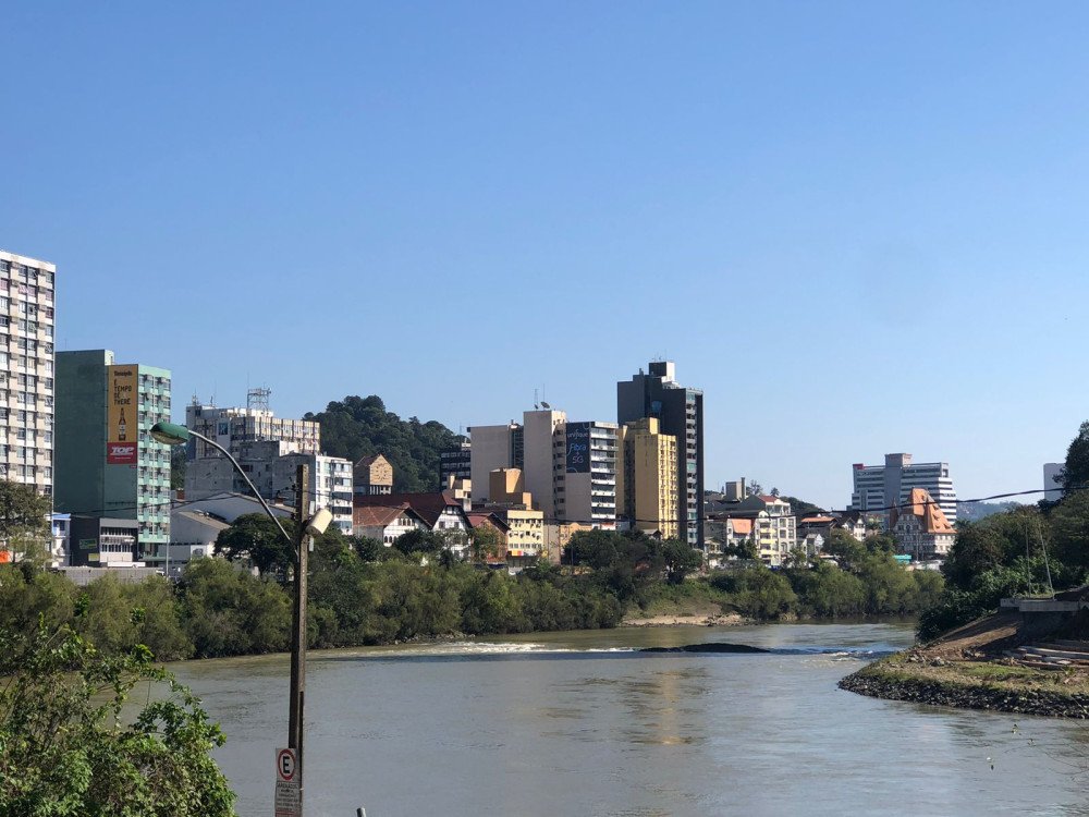 Sábado em Blumenau será de sol e calor com chances de pancadas de chuva à noite