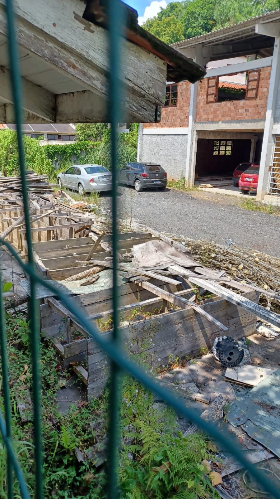 Entulhos jogados ao ar livre em terreno da prefeitura ao lado de CEI preocupa pais