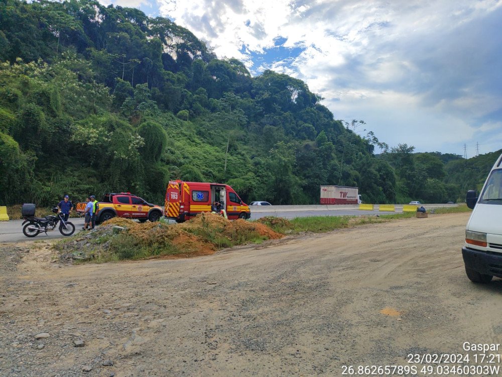 Batida entre van e moto é registrada na BR-470, em Gaspar