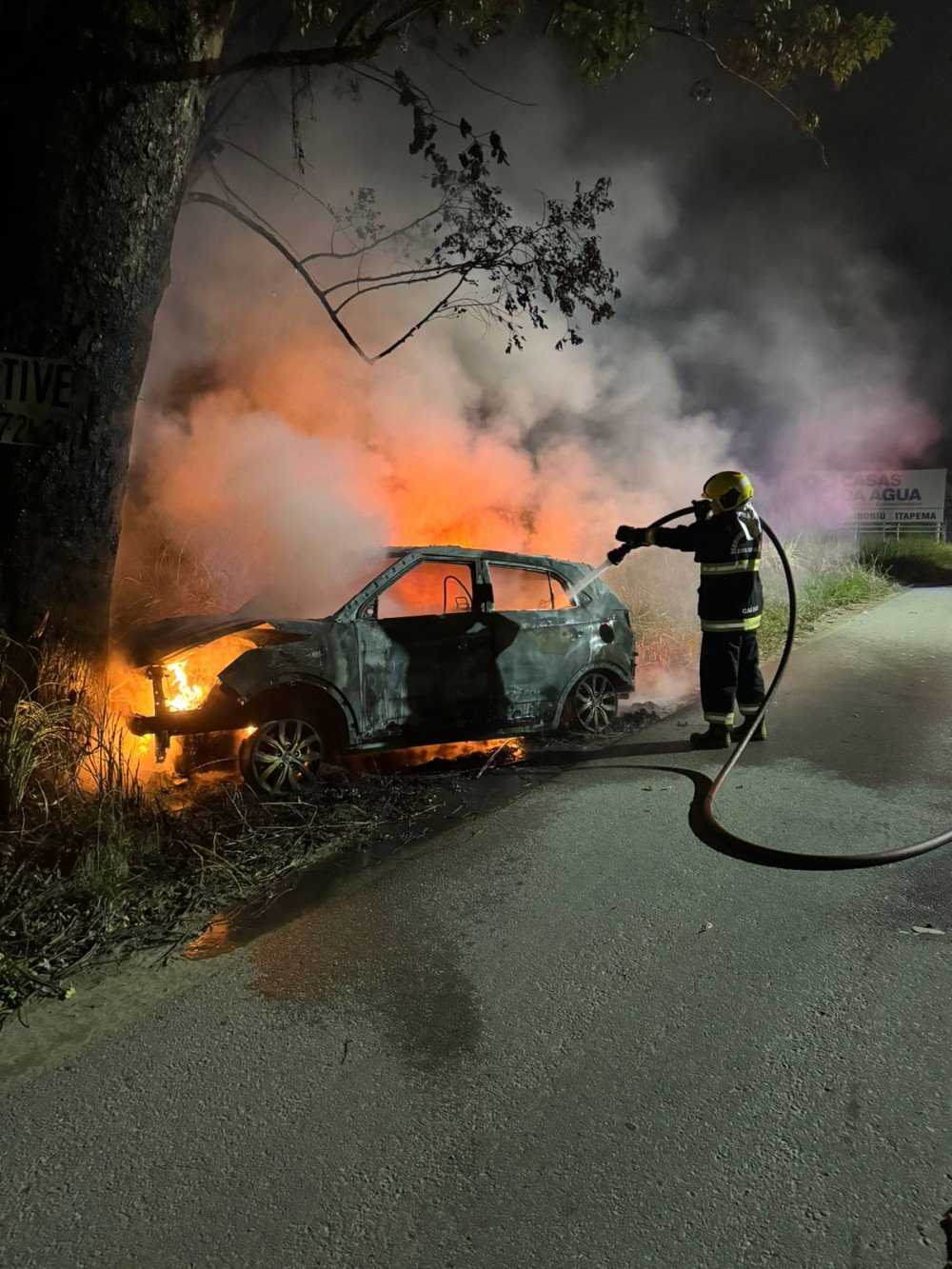 Saída de pista e batida em árvore terminam com veículo incendiado em Ilhota