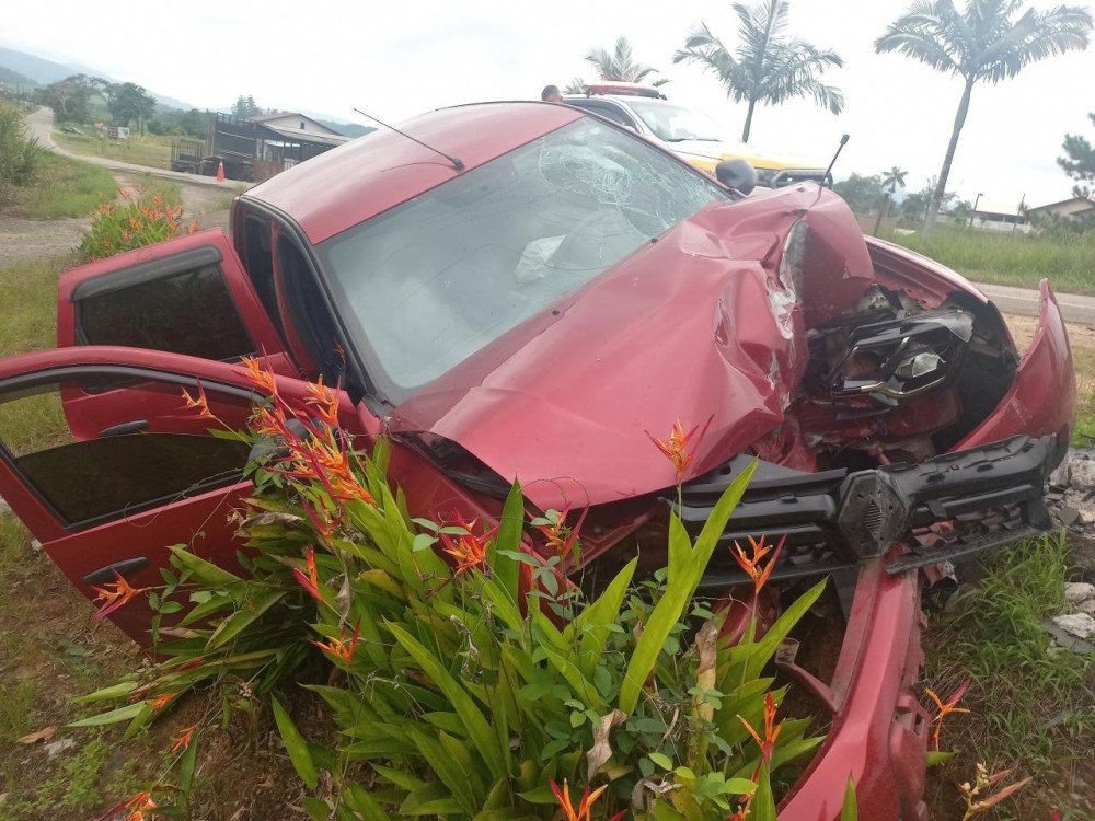 Colisão de carro contra poste é registrada em Luiz Alves