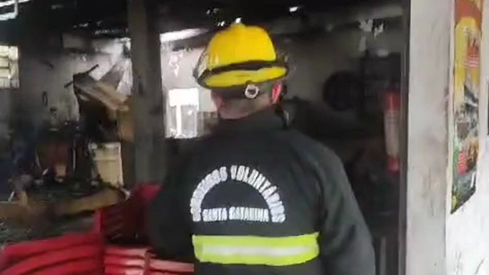 Vídeo: bar pega fogo em Indaial e proprietário sofre parada cardiorrespiratória