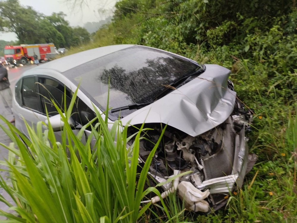 Carros saem da pista e motorista fica ferida na BR-470, em Agronômica