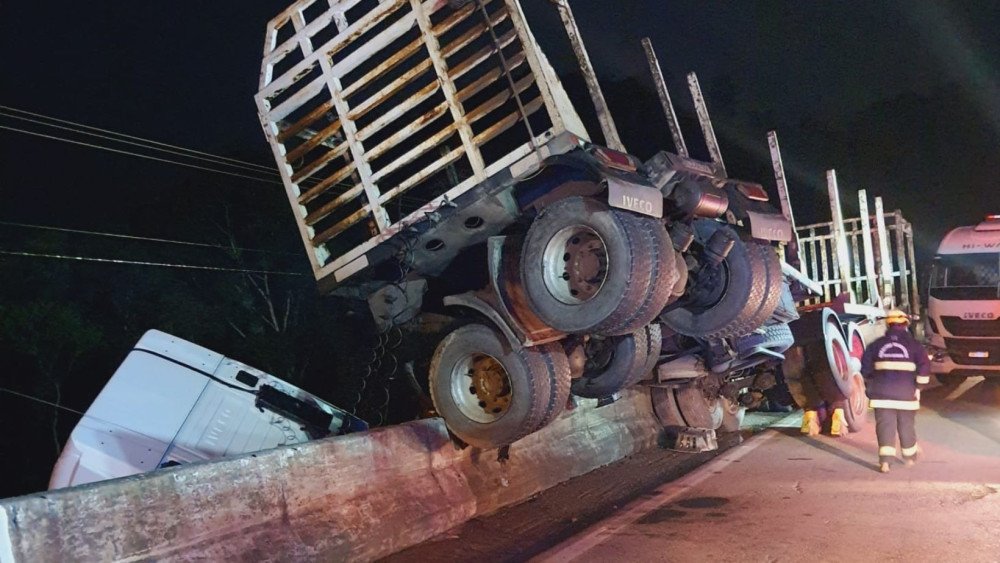 Acidente na BR-470: carreta fica pendurada em ponte e mobiliza bombeiros; veja vídeo