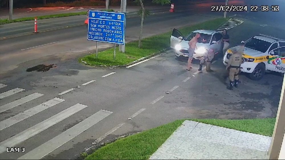 Vídeo: policial rodoviário salva criança que estava engasgada com saliva em SC