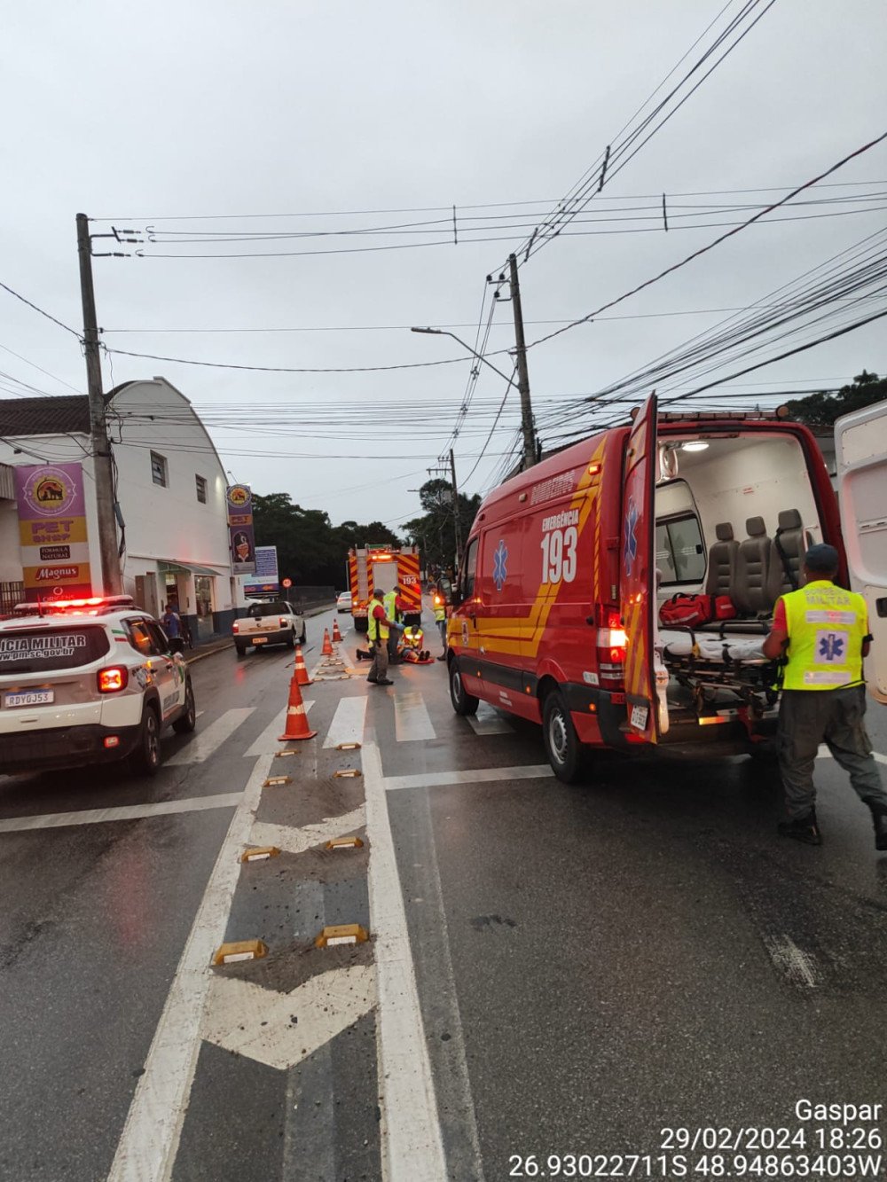Mulher é conduzida ao hospital após ser atropelada em Gaspar