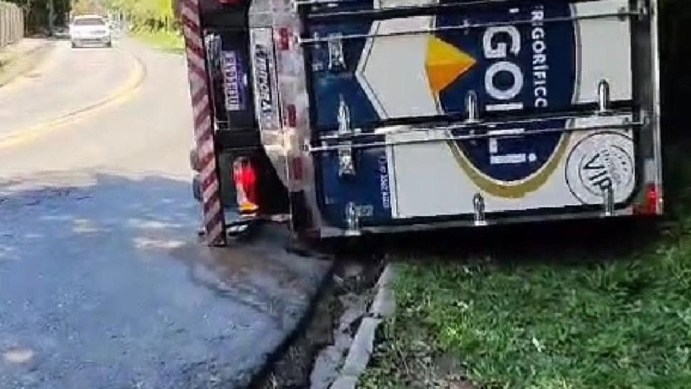 Trânsito: Caminhão tomba no Morro da Companhia na tarde desta sexta-feira