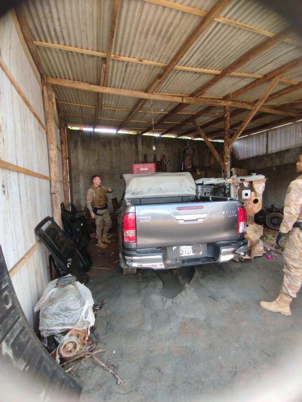 Carro furtado em Balneário Camboriú é encontrado em oficina de desmanche em Joinville