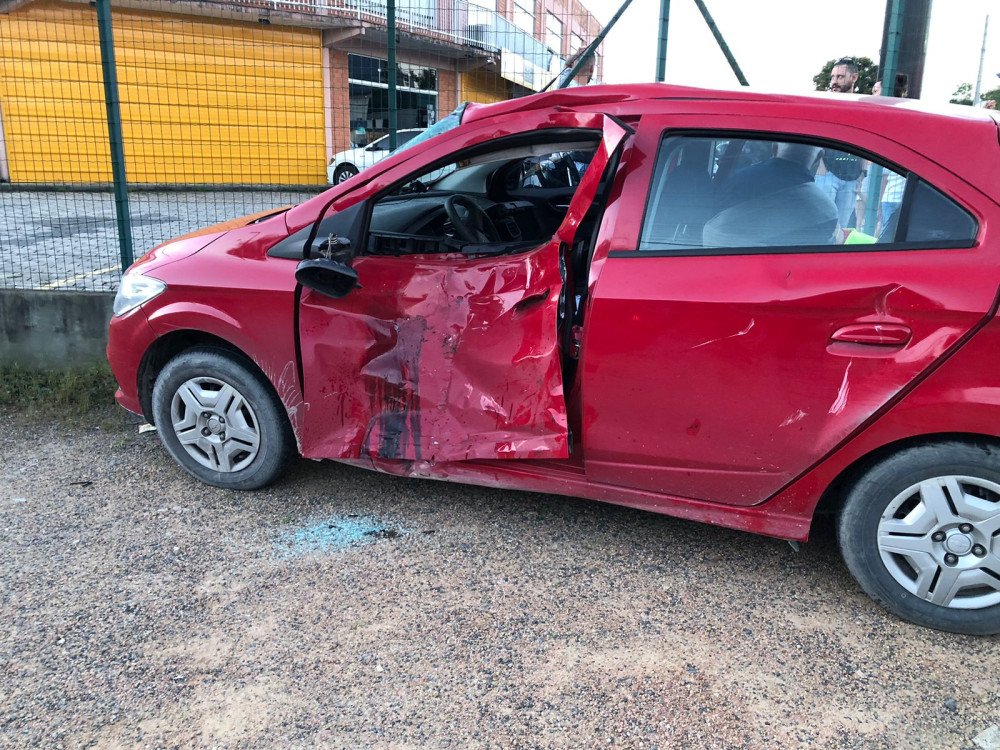 Vídeo: Motociclista e carona ficam politraumatizados em grave acidente com carro em Blumenau