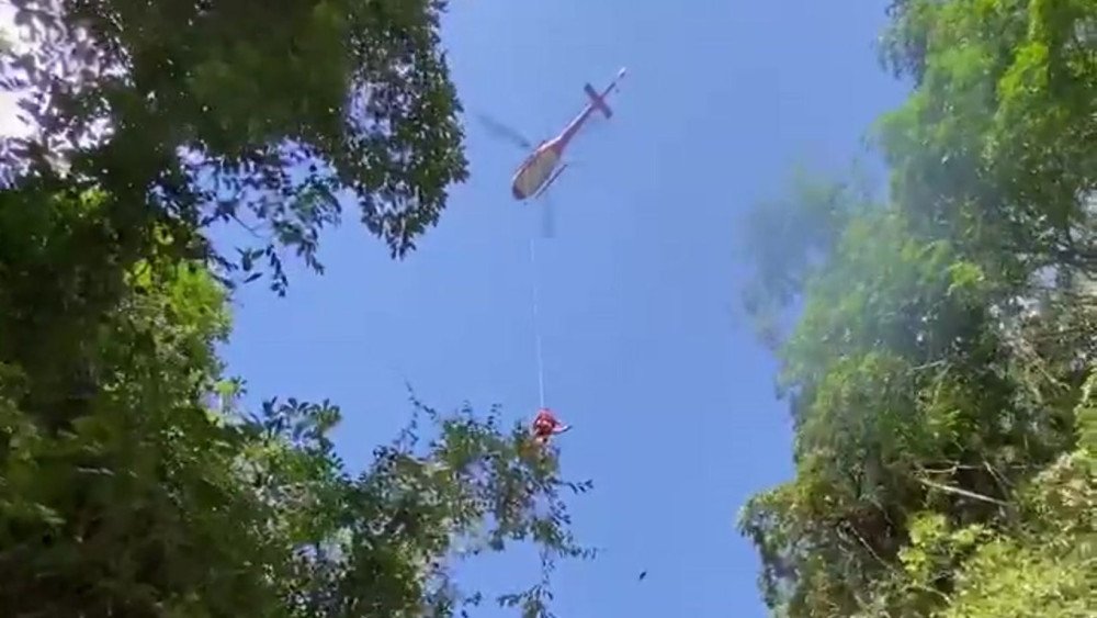 Vídeo: homem cai em cachoeira em Luiz Alves e precisa ser resgatado pelo Arcanjo-03