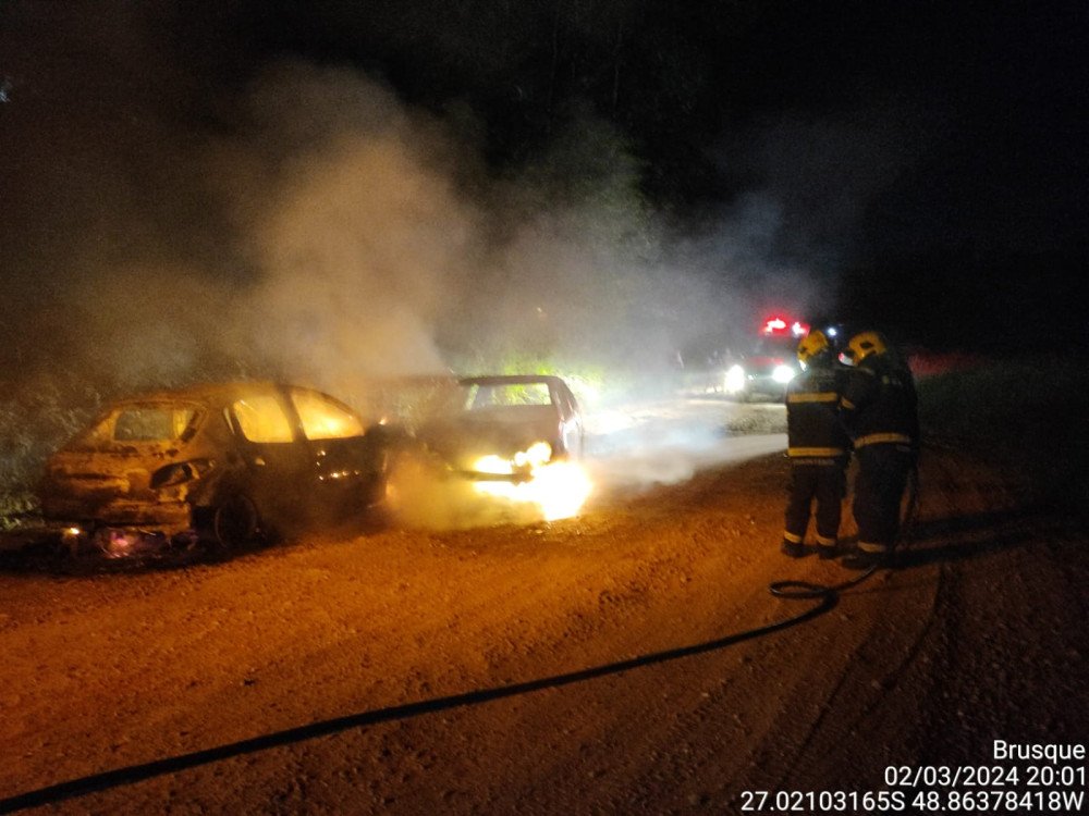 Carros pegam fogo após colisão em Brusque