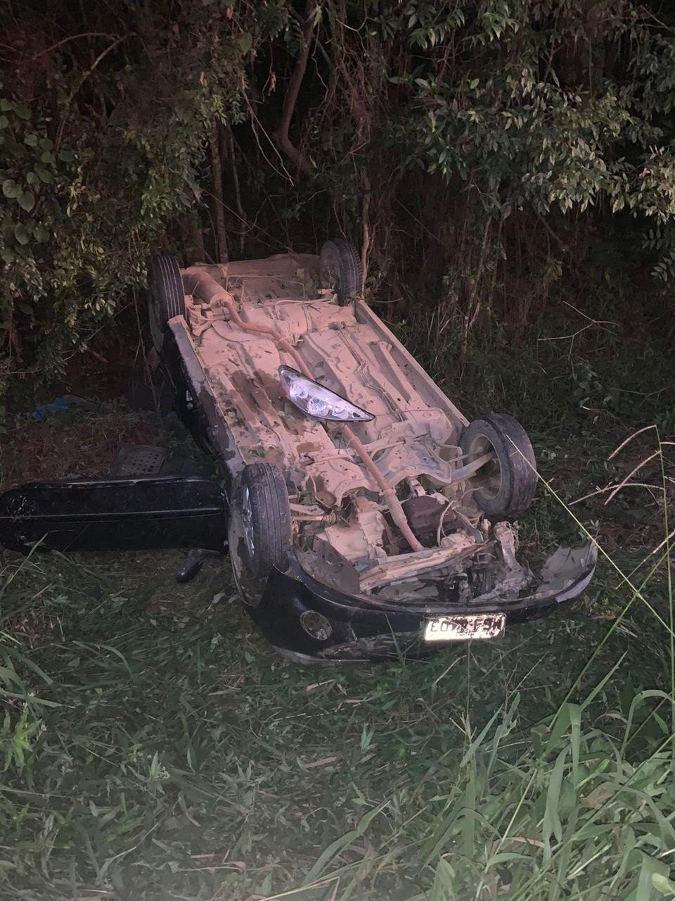 Saída de pista seguida de capotamento deixa motorista ferido no Alto Vale