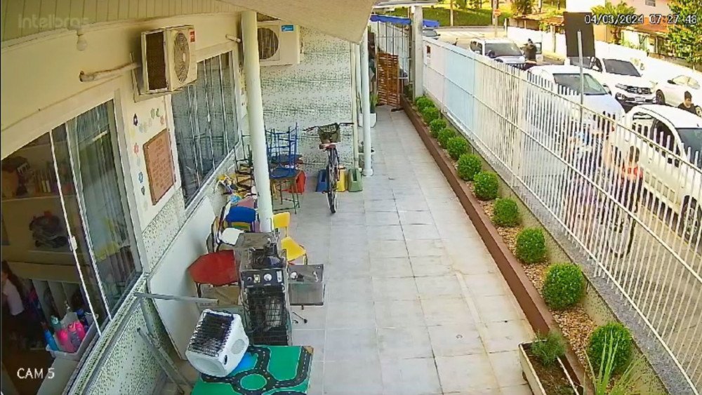Câmeras flagram execução de homem em frente a creche de Indaial
