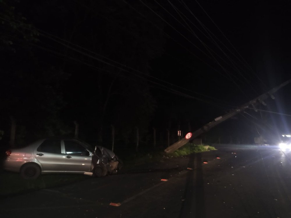 Motorista perde controle da direção e bate carro contra poste em Rio do Sul