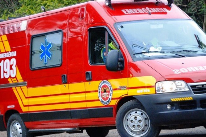 Homem é levado ao hospital após ser atropelado por carro, em Blumenau