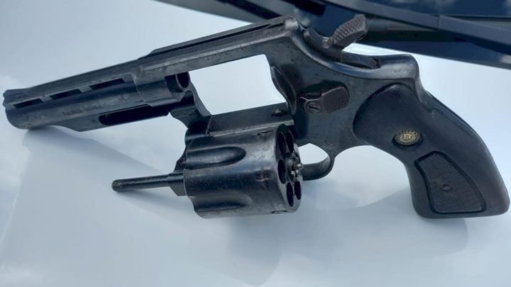 Homem é preso por posse ilegal de arma de fogo após gravar vídeo fazendo ameaças