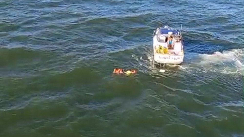 Vídeo: vítimas de naufrágio são resgatadas em Balneário Piçarras